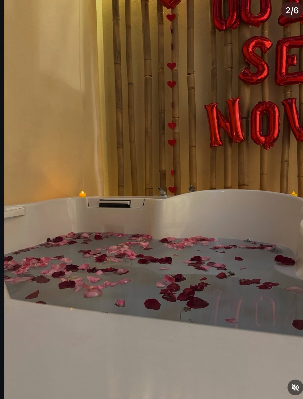 Jacuzzi con pétalos